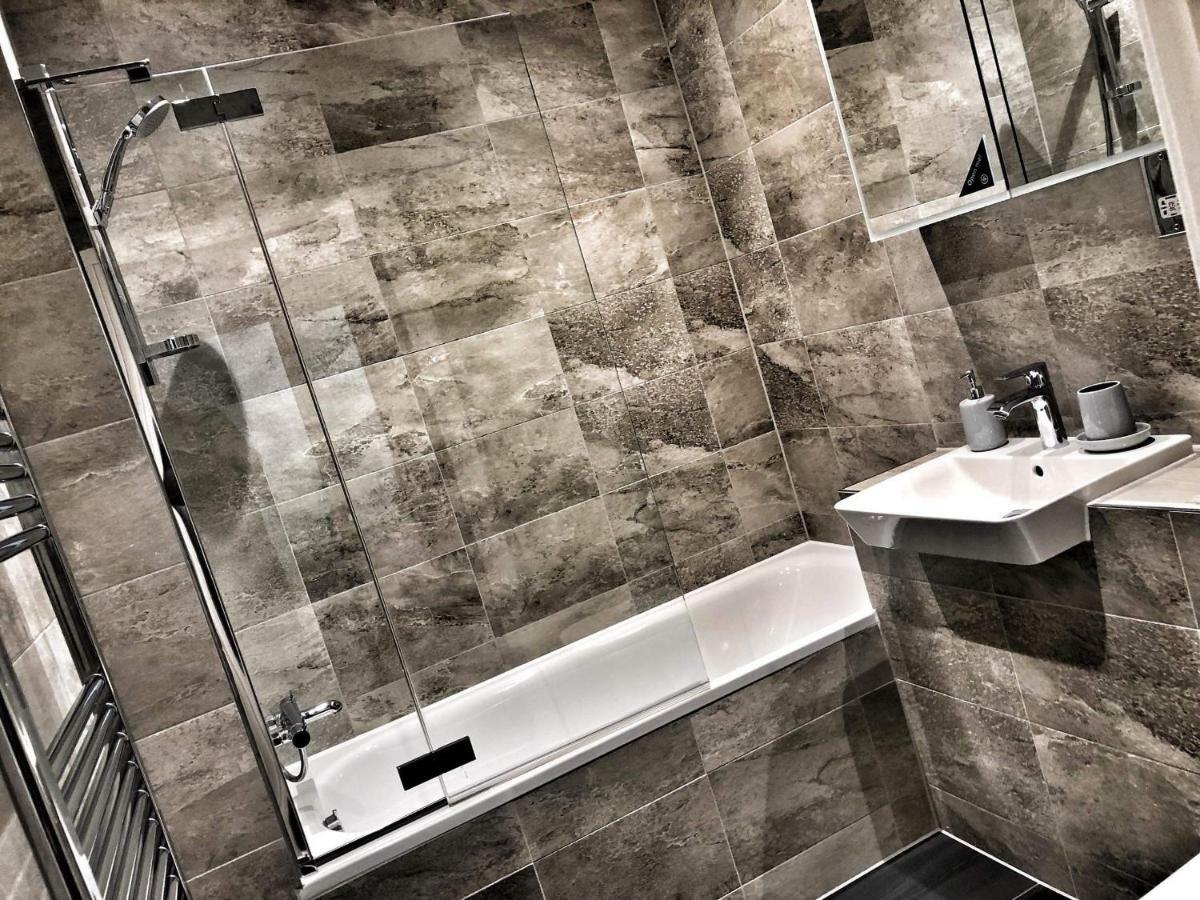 Luxury 2 Bed 2 Bath Apartment 18 Mins From Central London - Sleeps 6 واتفورد المظهر الخارجي الصورة
