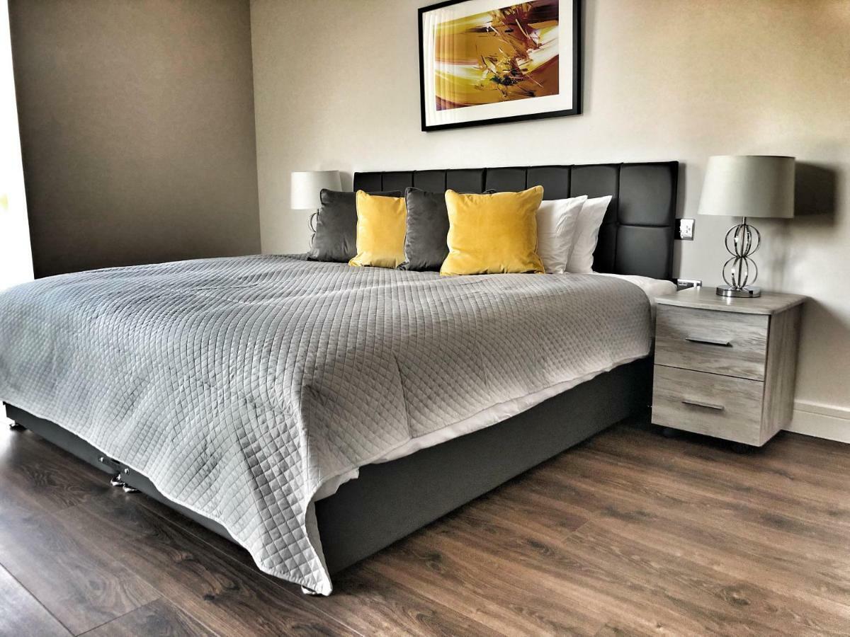 Luxury 2 Bed 2 Bath Apartment 18 Mins From Central London - Sleeps 6 واتفورد المظهر الخارجي الصورة