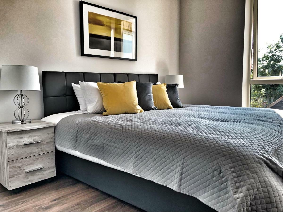 Luxury 2 Bed 2 Bath Apartment 18 Mins From Central London - Sleeps 6 واتفورد المظهر الخارجي الصورة
