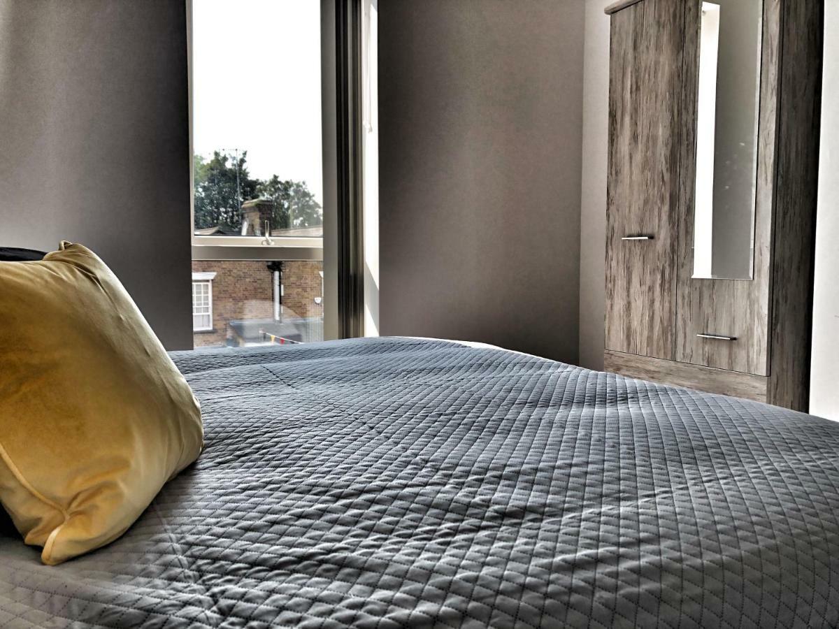 Luxury 2 Bed 2 Bath Apartment 18 Mins From Central London - Sleeps 6 واتفورد المظهر الخارجي الصورة