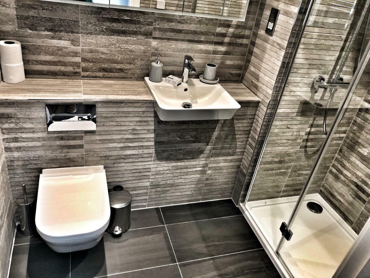 Luxury 2 Bed 2 Bath Apartment 18 Mins From Central London - Sleeps 6 واتفورد المظهر الخارجي الصورة